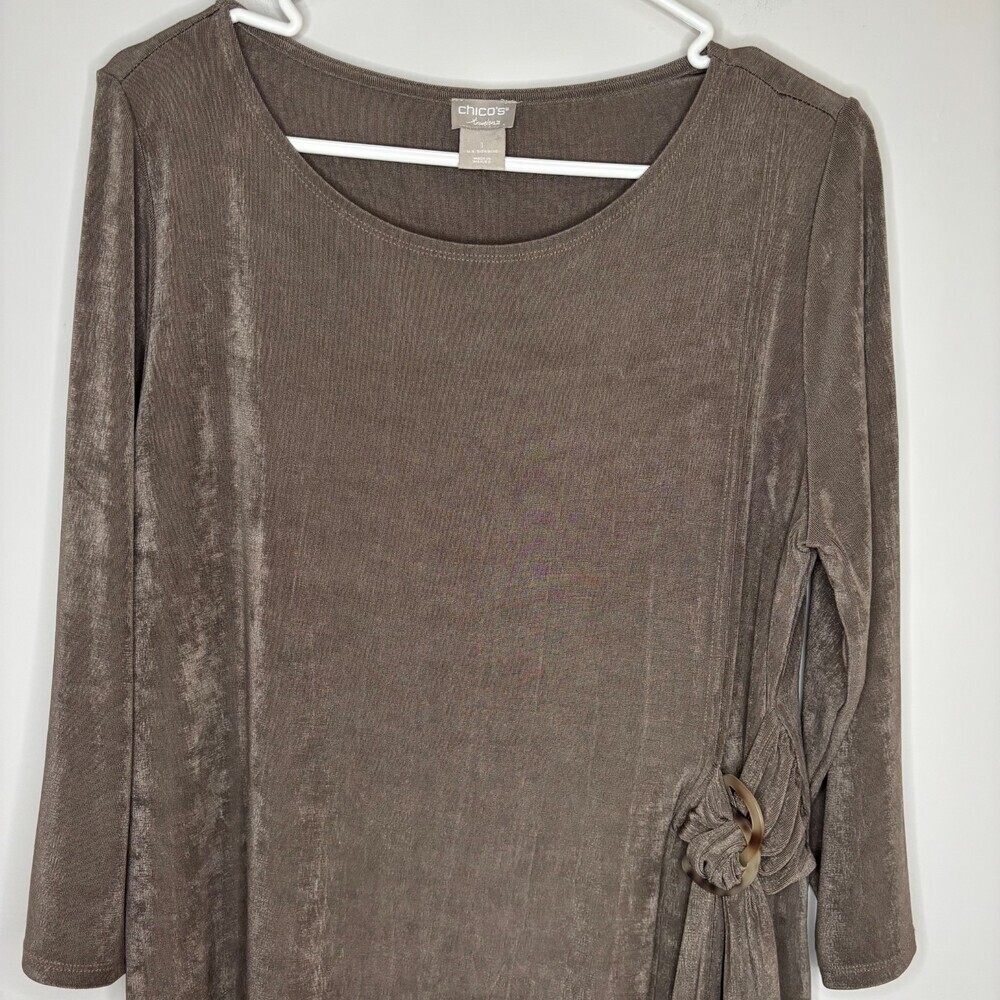 CHICO'S Travelers Classic Side-Buckle Tie Top Womens 8/10 Asymmetric Stretch Tan - Picture 4 of 7